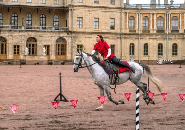 Gatchina, St. Petersburg, Rusya Federasyonu - 30 Eylül 2017: Sirk atı Kazaklar Gatchina Palace tören üzerinde İmparator Paul yıldönümü Rezervasyonun yapıldığı gün ben.