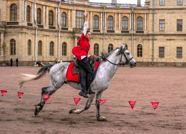 Gatchina, St. Petersburg, Rusya Federasyonu - 30 Eylül 2017: Sirk atı Kazaklar Gatchina Palace tören üzerinde İmparator Paul yıldönümü Rezervasyonun yapıldığı gün ben.