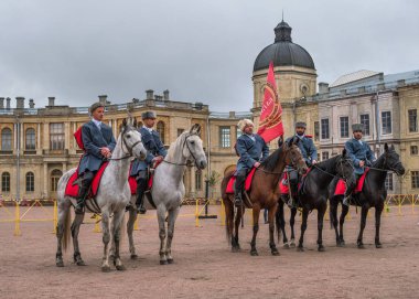 Gatchina, St. Petersburg, Rusya Federasyonu - 30 Eylül 2017: Sirk atı Kazaklar Gatchina Palace tören üzerinde İmparator Paul yıldönümü Rezervasyonun yapıldığı gün ben.