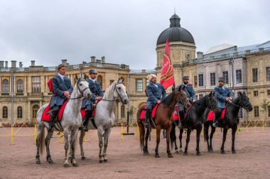 Gatchina, St. Petersburg, Rusya Federasyonu - 30 Eylül 2017: Sirk atı Kazaklar Gatchina Palace tören üzerinde İmparator Paul yıldönümü Rezervasyonun yapıldığı gün ben.