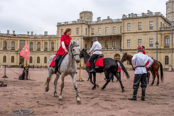 Gatchina, St. Petersburg, Rusya Federasyonu - 30 Eylül 2017: Sirk atı Kazaklar Gatchina Palace tören üzerinde İmparator Paul yıldönümü Rezervasyonun yapıldığı gün ben.