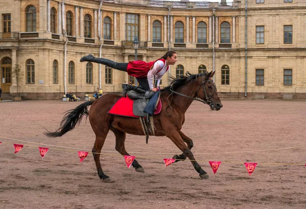 Gatchina, St. Petersburg, Russia - September 30, 2017: Horse show of Cossacks on the parade ground of the Gatchina Palace on the day of the anniversary of Emperor Paul I. — Stock Photo, Image