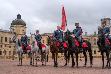 Gatchina, St. Petersburg, Rusya Federasyonu - 30 Eylül 2017: Sirk atı Kazaklar Gatchina Palace tören üzerinde İmparator Paul yıldönümü Rezervasyonun yapıldığı gün ben.