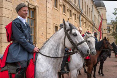 Gatchina, St. Petersburg, Rusya Federasyonu - 30 Eylül 2017: Sirk atı Kazaklar Gatchina Palace tören üzerinde İmparator Paul yıldönümü Rezervasyonun yapıldığı gün ben.