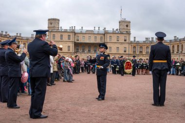 Gatchina, St. Petersburg, Rusya Federasyonu - 30 Eylül 2017: Platz Gatchina Sarayı önünde. İmparator Paul 1 vesilesiyle Jübile kutlamaları.