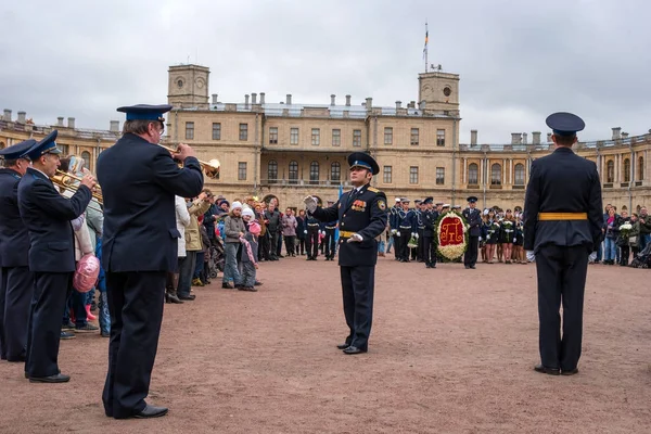 Gatchina, St. Petersburg, Rusya Federasyonu - 30 Eylül 2017: Platz Gatchina Sarayı önünde. İmparator Paul 1 vesilesiyle Jübile kutlamaları.