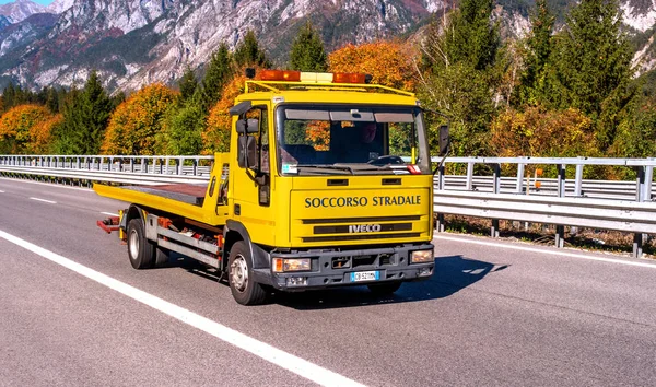Tyrol, Avusturya - 14 Ekim 2017: Araba çekici acele yardım için.