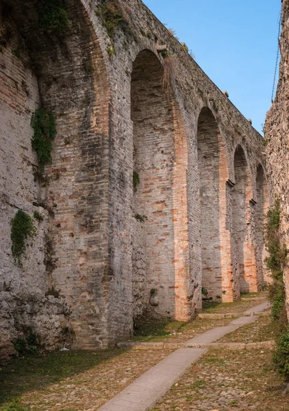 El camino al castillo de Conegliano. Conegliano, Veneto, Italia . —  Fotos de Stock