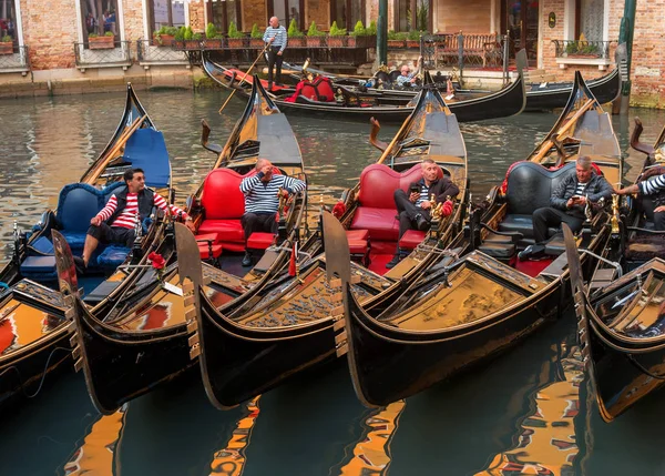 Венеція, Італія - 13 жовтня 2017: Gondoliers відпочинок в їх гондоли. Gondoliers жарт і сміх. — стокове фото