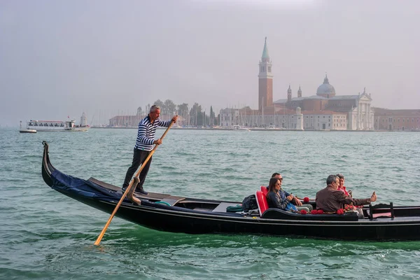 Venezia, 13 ottobre 2017: Gondola con i turisti sullo sfondo dell'isola di San Giorgio. Venezia, Italia . — Foto Stock