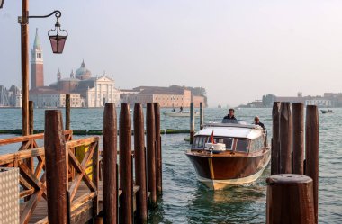 Venice, İtalya - 13 Ekim 2017: San Marco yakınındaki iskelenin orada geldiğinde bir taksi.