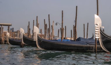 Gondol Venedik. Gondol demirleme mesajları palamarla. Venedik, İtalya.