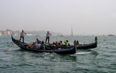 Venice, İtalya - 13 Ekim 2017: Gondollarının gondol Canal Grande suların turist ile çalışır. Turistler gülmek ve manzaraları fotoğraf.