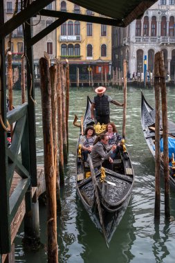 Venice, İtalya - 13 Ekim 2017: Gondol turist ile rıhtımda demirli.