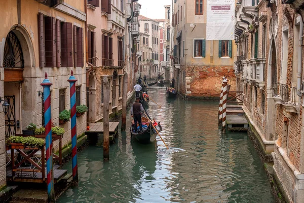 Veneza, Itália - 13 de outubro de 2017: Gondoleiros levam turistas pelos estreitos canais de Veneza . — Fotografia de Stock