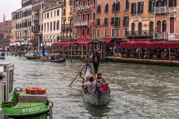 Venezia, 13 ottobre 2017: Gondole con turisti nelle acque del canale di Venezia . — Foto Stock