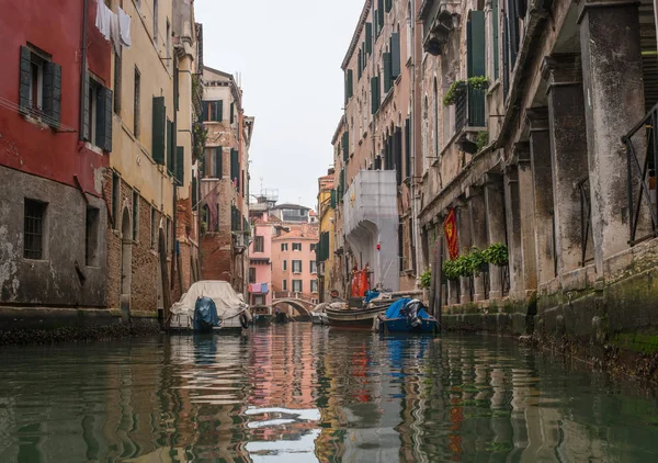 Typical view of the narrow side of the canal, Venice, Italy. Communication in the city is done by water, which creates a network of 150 channels interconnected. Nobody here. — Stock Photo, Image