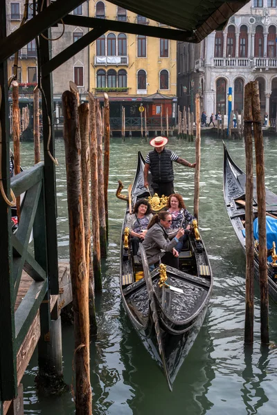 Veneza, Itália - 13 de outubro de 2017: A gôndola com turistas está ancorada no cais . — Fotografia de Stock