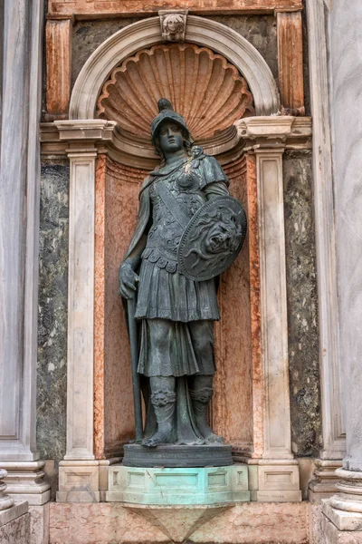 建築ディテール、彫刻を飾ってカンパニーレ ・ ディ ・ サン ・ マルコへの入り口-鐘塔の聖マーク-イタリア. — ストック写真