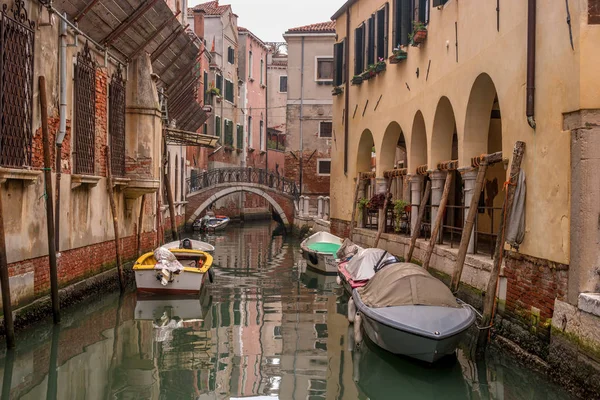 Típica vista del lado estrecho del canal, Venecia, Italia. La comunicación en la ciudad se realiza a través del agua, lo que crea una red de 150 canales interconectados. Aquí no hay nadie . — Foto de Stock