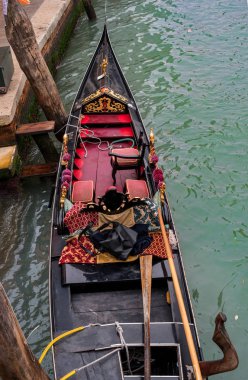 Venice, İtalya - 13 Ekim 2017: Gondol üst görünümden. Gondol zengin kırmızı Halılar ve altın süs eşyaları ile dekore edilmiştir.