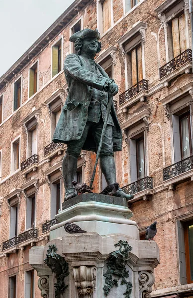 Venice, İtalya - 13 Ekim 2017: Anıt, Carlo Goldoni. Carlo Goldoni bir büyük İtalyan oyun yazarı ve liyakat olduğunu.