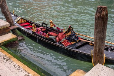 Venice, İtalya - 13 Ekim 2017: Gondol üst görünümden. Gondol zengin kırmızı Halılar ve altın süs eşyaları ile dekore edilmiştir.