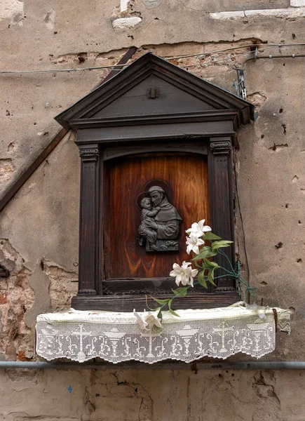 Icono en la pared de una casa en Venecia. El icono representa a San Antonio y el niño . —  Fotos de Stock
