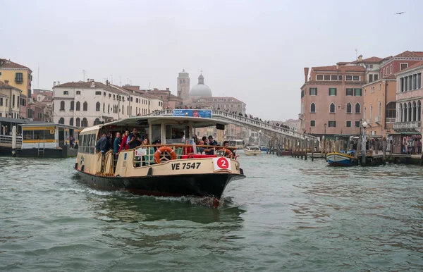 Venezia, 13 ottobre 2017: Il Canale Grande nel quartiere della stazione ferroviaria. Barche da diporto, tram fluviali e barche galleggiano lungo il canale . — Foto Stock