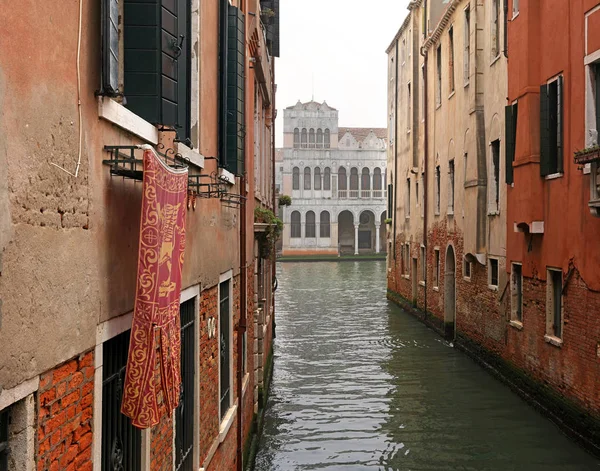 Típica vista del lado estrecho del canal, Venecia, Italia. La comunicación en la ciudad se realiza a través del agua, lo que crea una red de 150 canales interconectados. Aquí no hay nadie . — Foto de Stock