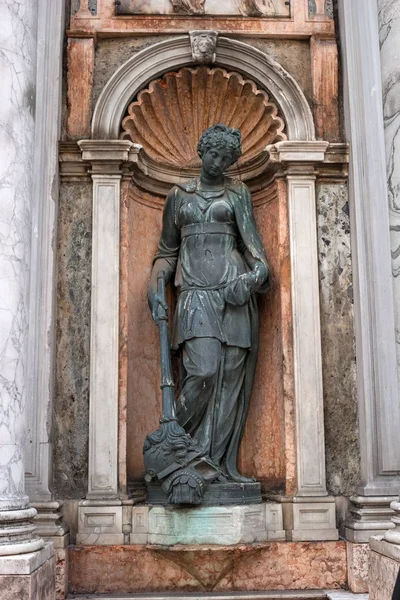 Architektonisches detail, eine skulptur schmückt den eingang zum campanile di san marco - glockenturm des heiligen mark- italien. — Stockfoto