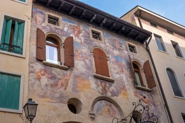 Eski bir fresk evin duvarına. Conegliano. İtalya.