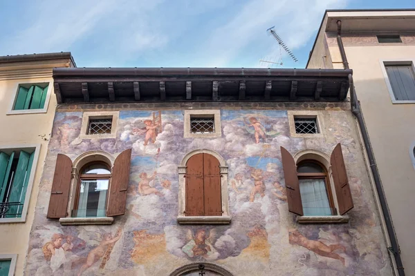 Eski bir fresk evin duvarına. Conegliano. İtalya.