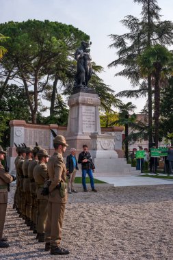 Conegliano, İtalya - 13 Ekim 2017: Anma töreninde düşmüş asker Anıtı. Gaziler ve askeri bölümü olay hafızasına alıyor.