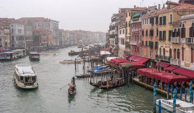 Venice, İtalya - 13 Ekim 2017: Ponte di Rialto Köprüsü'nden Grand Canal bir bakış. Rıhtımlar üzerinde sokak restoran bulunmaktadır.