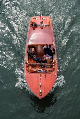 Venice, İtalya - 13 Ekim 2017: Grand Canal, su taksi. Turistik yerleri ziyaret turistler. Yetişkin ve çocuk aileden.