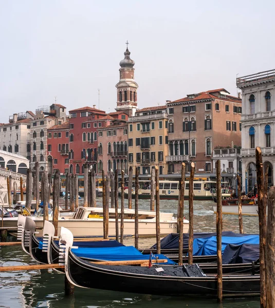 Venecia, Italia - 13 de octubre de 2017: una vista clásica del canal veneciano. Nm el primer plano de la góndola y los altos pilares de amarre . — Foto de Stock