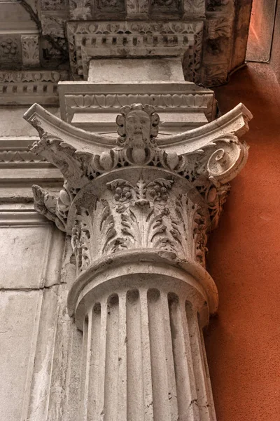 Decorative capital of column. — Stock Photo, Image
