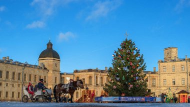 Gatchina, Rusya - 7 Ocak 2018: Gatchina Palace, tören alanı üzerinde yeni yıl Fuarı.