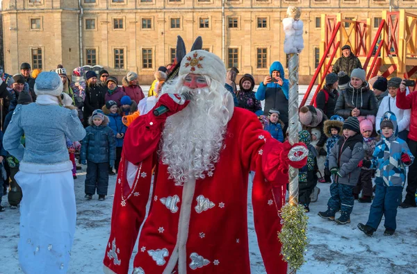 ガッチナ宮殿の前でパレードのグランドの子供のためのクリスマス ショーをガッチナ、ロシア - 2018 年 1 月 7 日:. — ストック写真