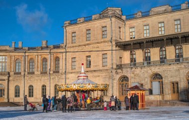 Gatchina, Rusya - 7 Ocak 2018: Gatchina Palace, tören alanı üzerinde yeni yıl Fuarı.