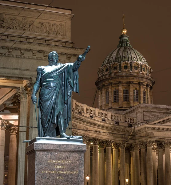 São Petersburgo, Rússia - 22 de janeiro de 2018: Monumento ao marechal Kutuzov em frente à Catedral de Kazan. Foto noturna . — Fotografia de Stock