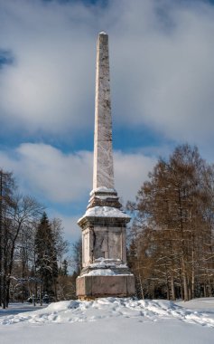 Gatchina Park Chesma dikilitaş. Güneşli kış günü. Gatchina, Rusya Federasyonu.