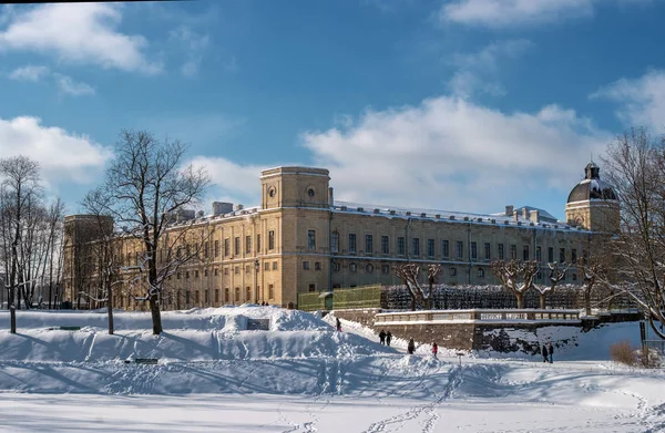 Karpin gölet tarafında Gatchina saraydan bir görüntü. Kış, kar yamaçları kapsar. Sarayın görkemli duvarlar güneş tarafından aydınlatılmış. Gatchina, Rusya Federasyonu.