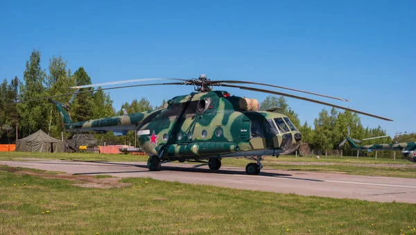 Víceúčelový vrtulník Mi-8 Mt na letišti v Puškinově během slavnostní Airshow. — Stock fotografie