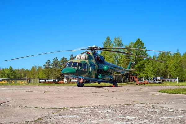 Víceúčelový vrtulník Mi-8 Mt na letišti v Puškinově během slavnostní Airshow. — Stock fotografie