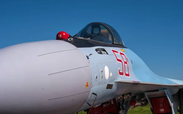 Poesjkin, Rusland - 5 juni 2017: De cabine van een jet fighter pilot van Sukhoi Su35. — Stockfoto