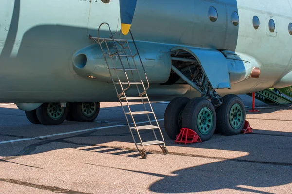 Het chassis van de transportvliegtuigen An12. Close-up. — Stockfoto