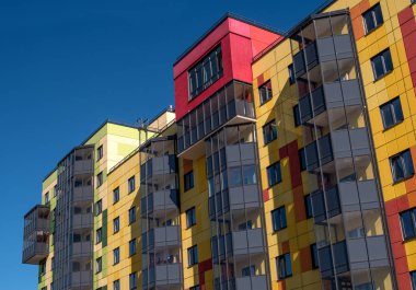 Gatchina, Rusya - 7 Nisan 2018: Modern yeni bir bina mavi gökyüzü. Binada bir parlak sarı kırmızı boyama mevcuttur.