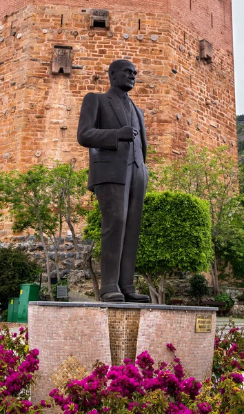 Alanya, Turquie - 01 mai 2015 : Statue d'Ataturk en arrière-plan de la tour rouge Kizil Kule . — Photo